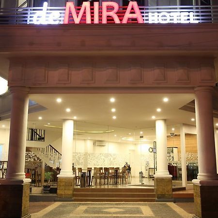 DeMira Hotel Surabaya Exterior foto