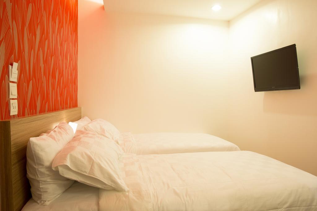 DeMira Hotel Surabaya Exterior foto